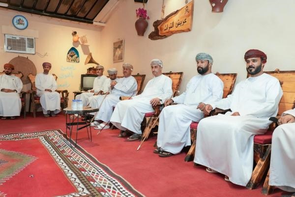 محافظ شمال الباطنة يقف على الجوانب السياحية لقرية "عريش التراث" بصحار