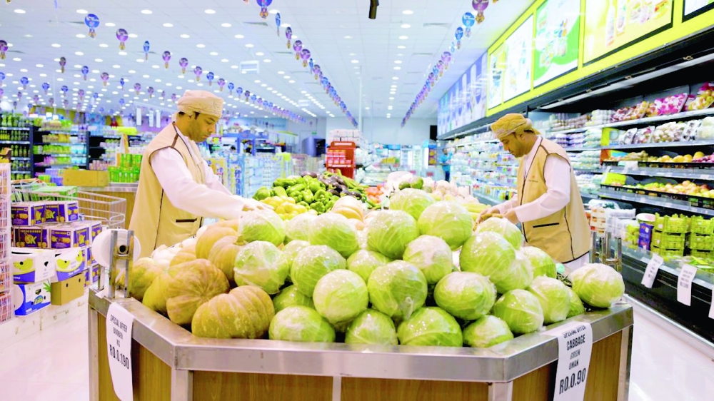 تكثيف الرقابة على المحلات التجارية والأسواق بشمال الباطنة