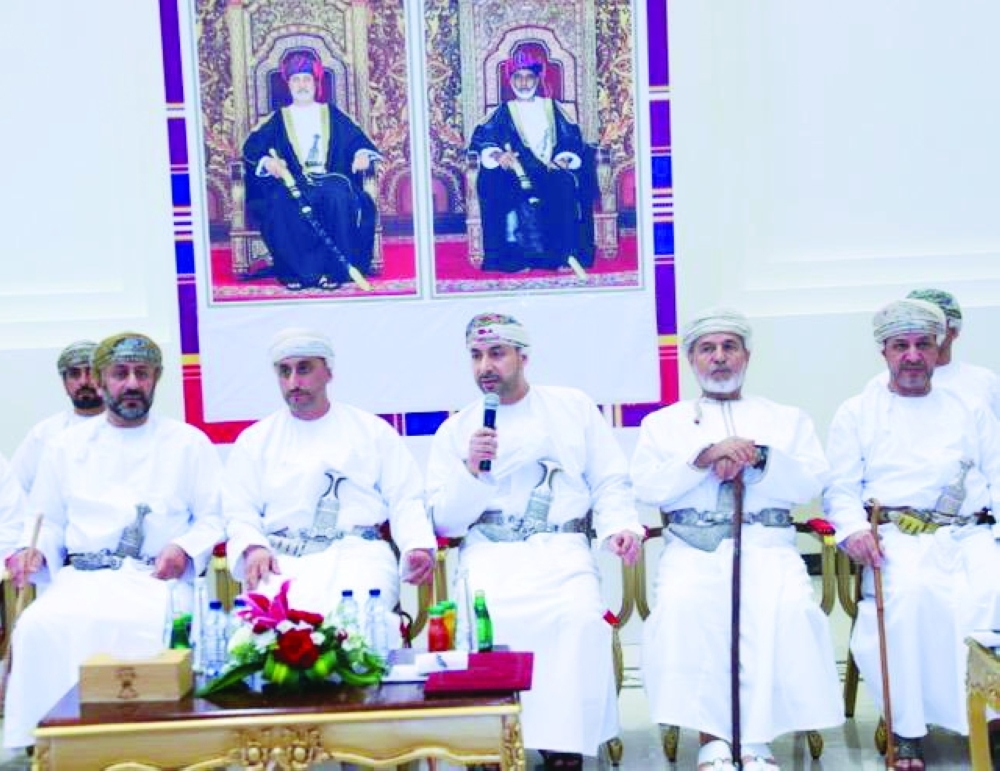 استعراض مستجدات المشروعات الخدمية والتطويرية بولاية صحم 