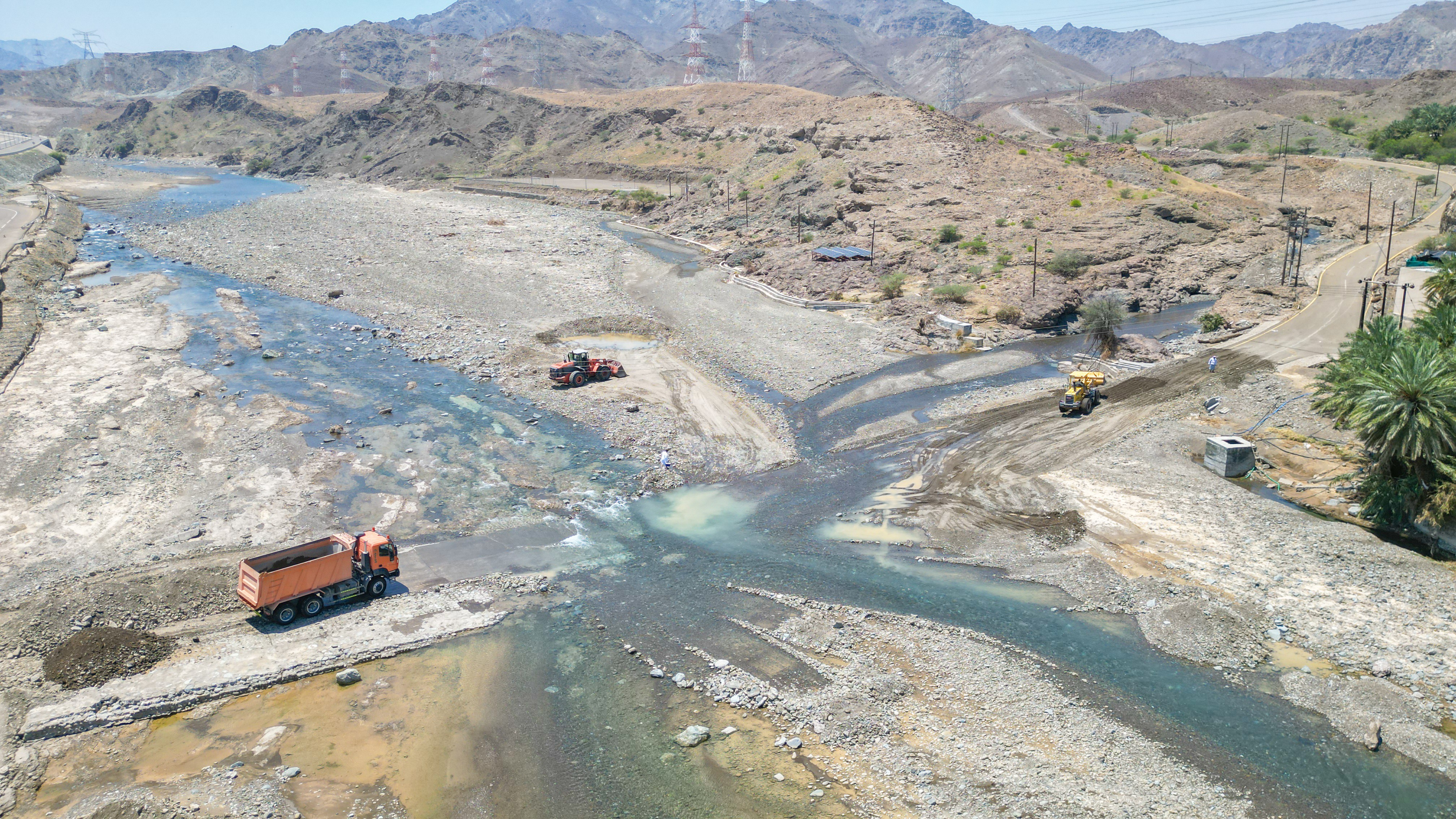بلدية شمال الباطنة تباشر أعمالها لفتح الطرق المتأثرة بجريان الأودية