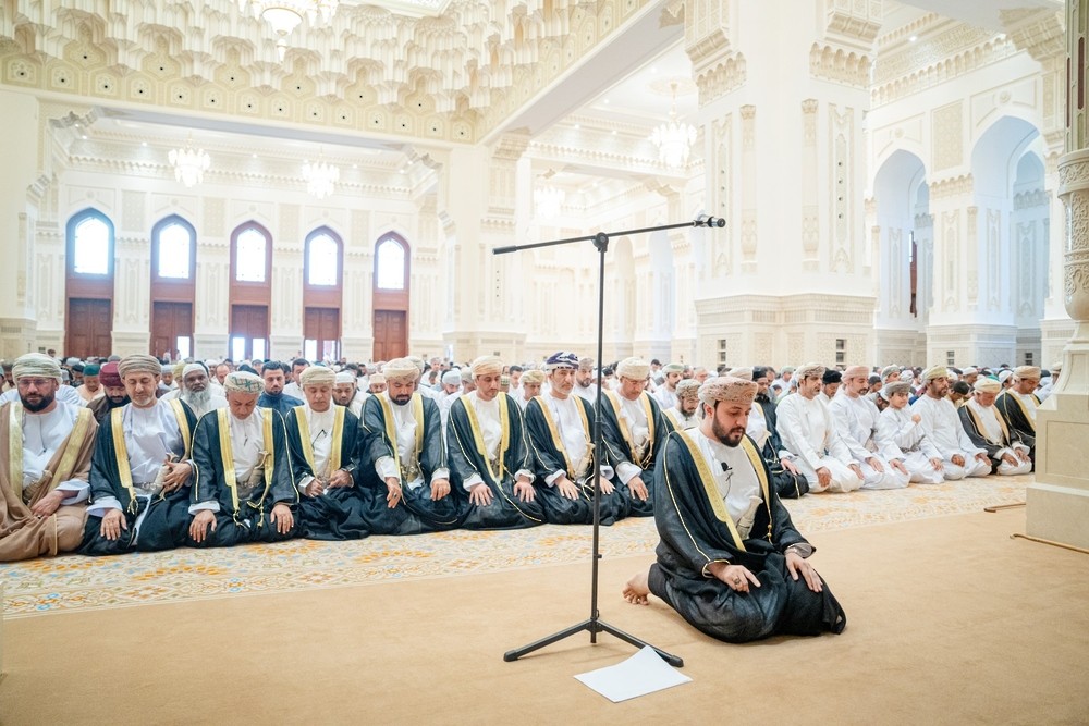 محافظُ شمال الباطنة يؤدّي صلاة عيد الأضحى بجامع السُّلطان قابوس بصحار