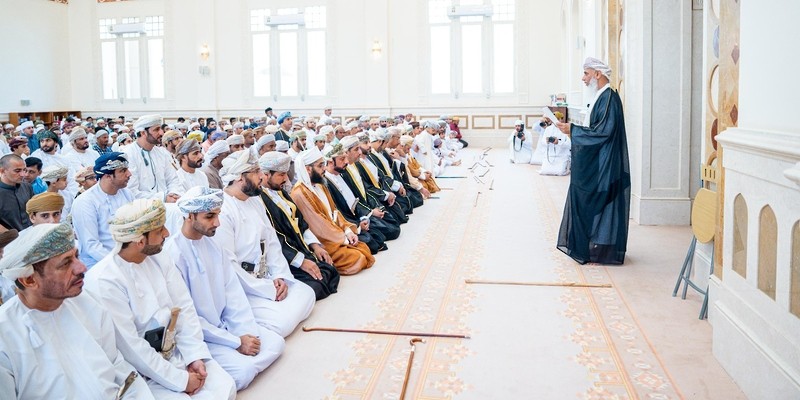 محافظ شمال الباطنة يؤدي صلاة عيد الفطر السعيد